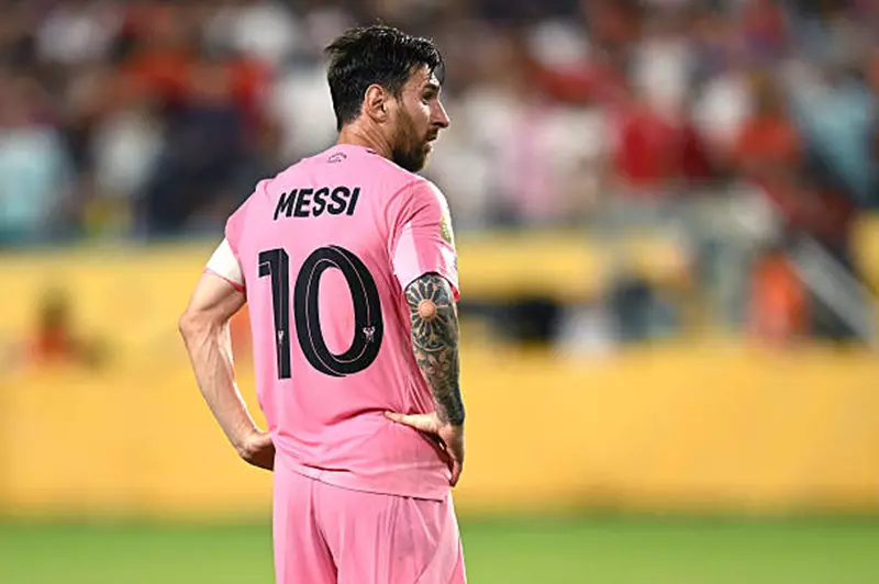 استعدادًا لمباراة كأس العالم للأندية: تحليل أداء ميسي في 10 لقاءات ضد باريس سان جيرمان