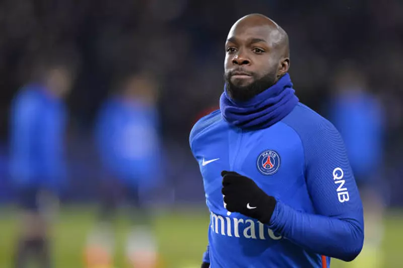 لاسانا ديارا يتحدى فيفا بمطالبة مالية ضخمة وحقائق مثيرة